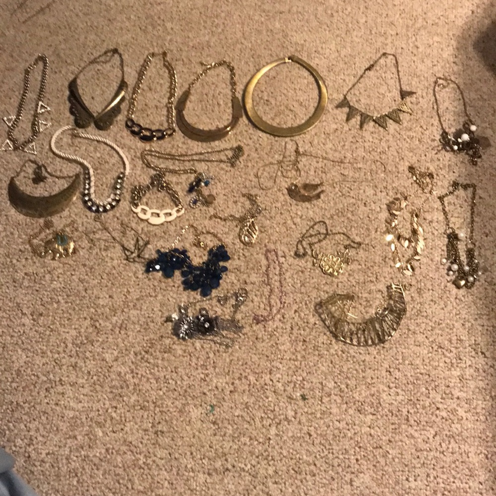 Lot of 22 necklaces